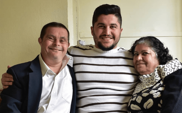 Padre con síndrome de Down que ha criado a un hijo dentista